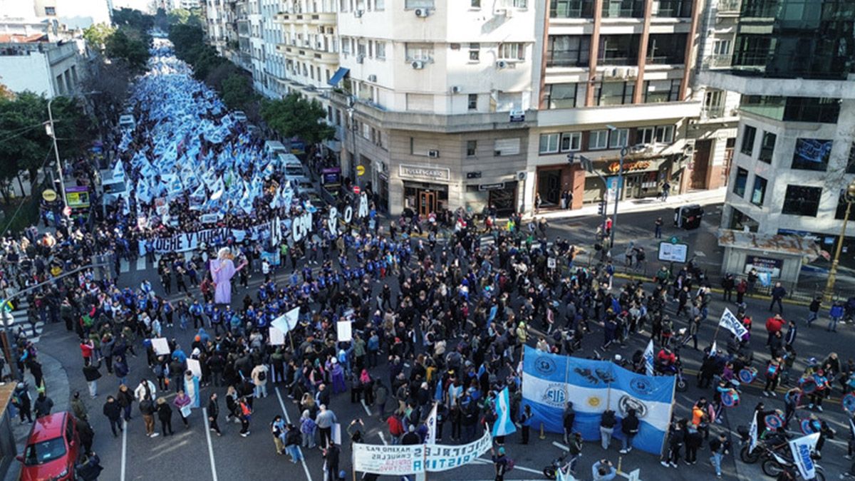 La ex presidenta Cristina Kirchner afirmó esta tarde que el peronismo “defenderá la democracia con las mismas herramientas con las que la construimos”. La ex presidenta Cristina Kirchner afirmó esta tarde que el peronismo “defenderá la democracia con las mismas herramientas con las que la construimos”.