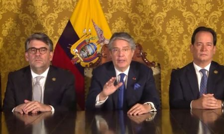 Guillermo Lasso en cadena nacional anuncia la disolución del Congreso . Guillermo Lasso en cadena nacional anuncia la disolución del Congreso .
