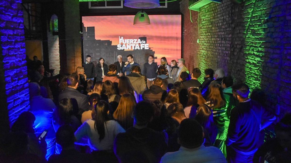 La presentación se realizó en el centro cultural Demos.