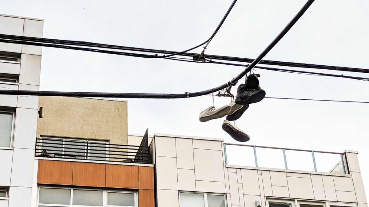 Qué significan las zapatillas colgadas en los cables de luz