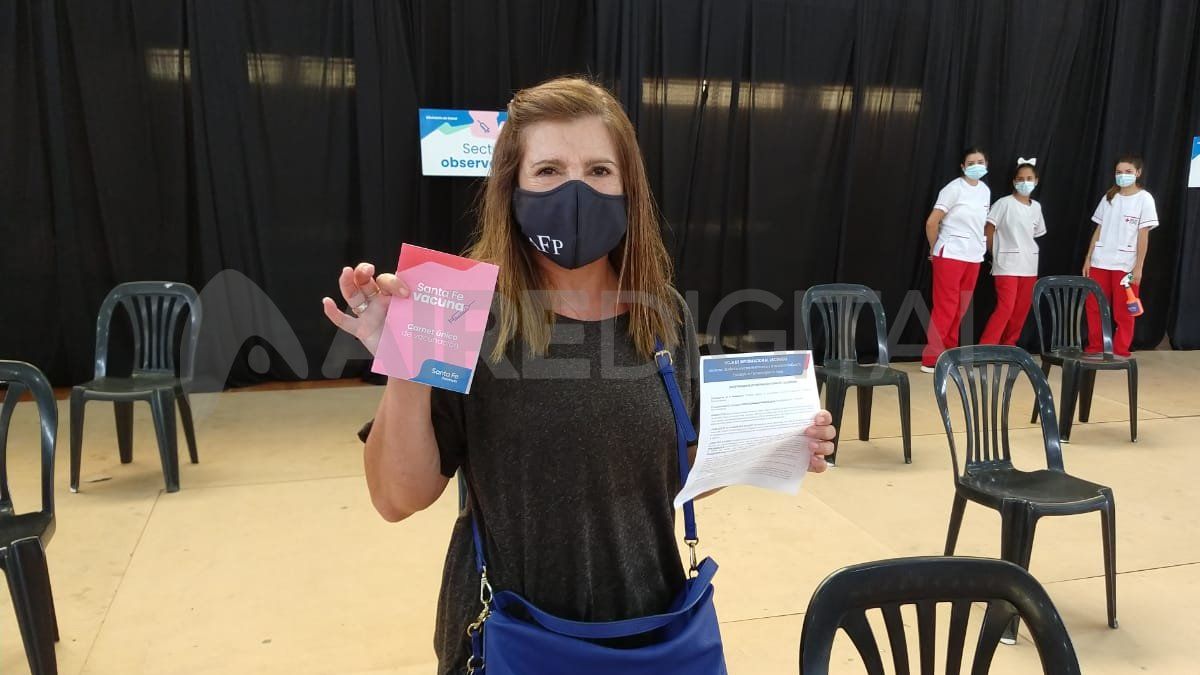 Marina Monserrat es la primera docente de la provincia de Santa Fe en recibir la vacuna contra el coronavirus.