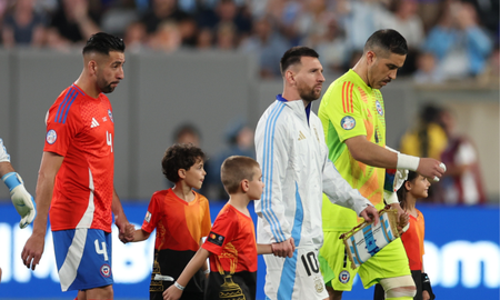A pocos días de jugar contra la Selección Argentina, se retiró Claudio Bravo, leyenda de Chile. A pocos días de jugar contra la Selección Argentina, se retiró Claudio Bravo, leyenda de Chile.