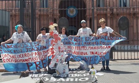 Integrantes del colectivo de familiares de víctimas de la inseguridad de Rosario están instalados en Plaza de Mayo, frente a la Casa Rosada. Integrantes del colectivo de familiares de víctimas de la inseguridad de Rosario están instalados en Plaza de Mayo, frente a la Casa Rosada.