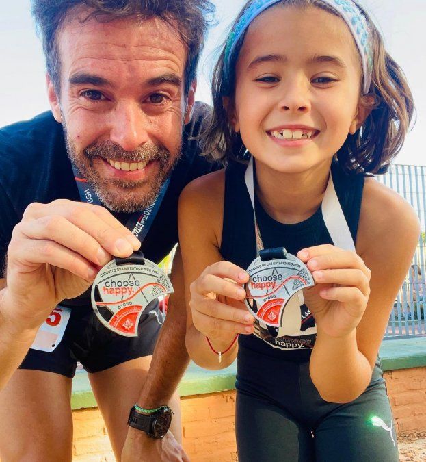 Nicolás Cabré y su hija posaron con sus medallas.