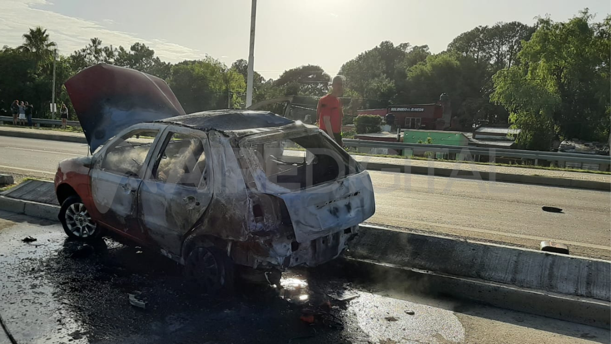 El Fiat Palio ardió en llamas a raíz del choque.