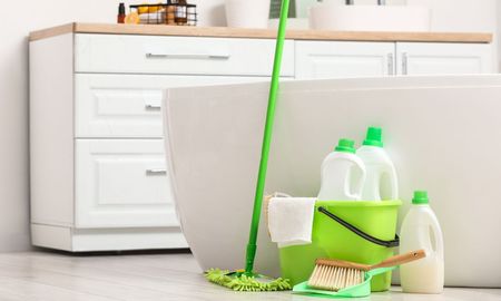 Cómo evitar el sarro en el baño con un truco simple y económico. Cómo evitar el sarro en el baño con un truco simple y económico.