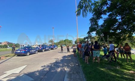 Vecinos de la Vuelta del Paraguayo amenazan con cortes de ruta en caso de que no vuelva la luz al barrio. Vecinos de la Vuelta del Paraguayo amenazan con cortes de ruta en caso de que no vuelva la luz al barrio.