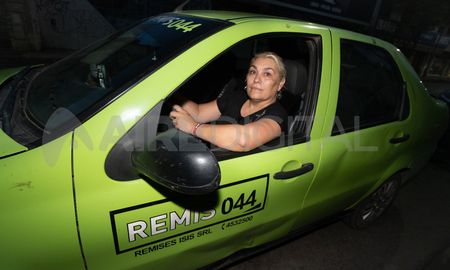 Mariel maneja un remis desde hace 23 años y lo hace en horario nocturno en la ciudad de Santa Fe. Mariel maneja un remis desde hace 23 años y lo hace en horario nocturno en la ciudad de Santa Fe.
