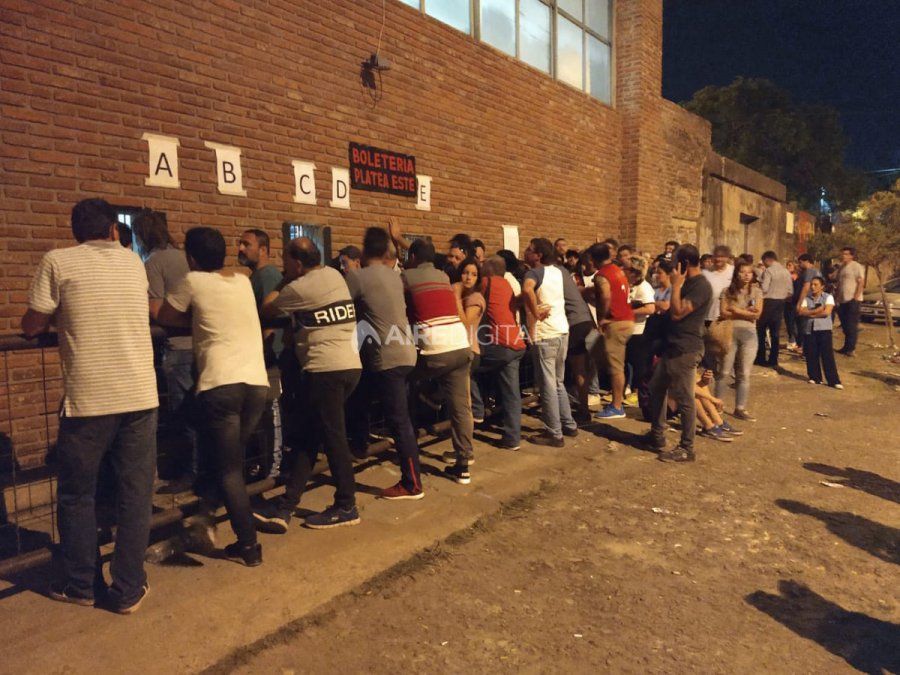 Sudamericana: casi 7 horas de demora en el primer día de canje de entradas para el partido de Colón