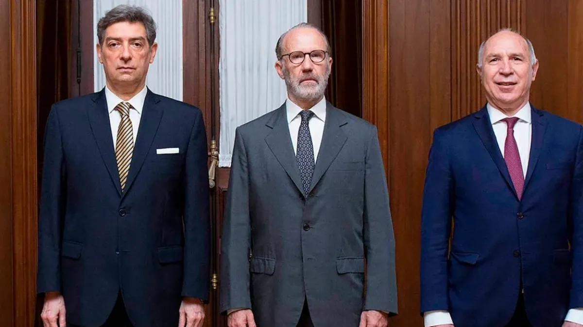 Horacio Rosatti (izquierda) y Ricardo Lorenzetti (derecha) fallaron a favor del planteo de la jubilada. Carlos Rosenkranz (centro) se pronunció en disidencia.