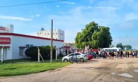 Empleados de la láctea vuelven a movilizarse en Lehmann por sueldos adeudados y recortes. Empleados de la láctea vuelven a movilizarse en Lehmann por sueldos adeudados y recortes.