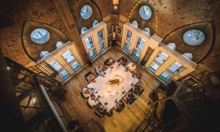 UNA es un restaurante de una sola mesa para 12 personas. UNA es un restaurante de una sola mesa para 12 personas.