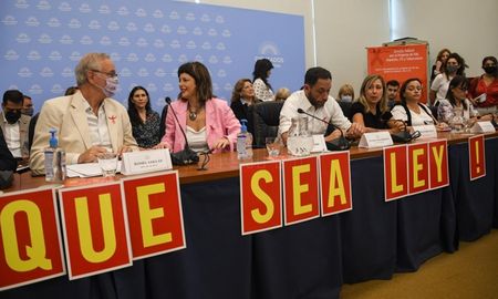 Funcionarios de todos los bloques, presentaron un proyecto de abordaje integral de VIH. Funcionarios de todos los bloques, presentaron un proyecto de abordaje integral de VIH.