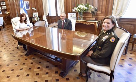 Del encuentro participaron la vicepresidenta, la general y el embajador Marc Stanley. Del encuentro participaron la vicepresidenta, la general y el embajador Marc Stanley.