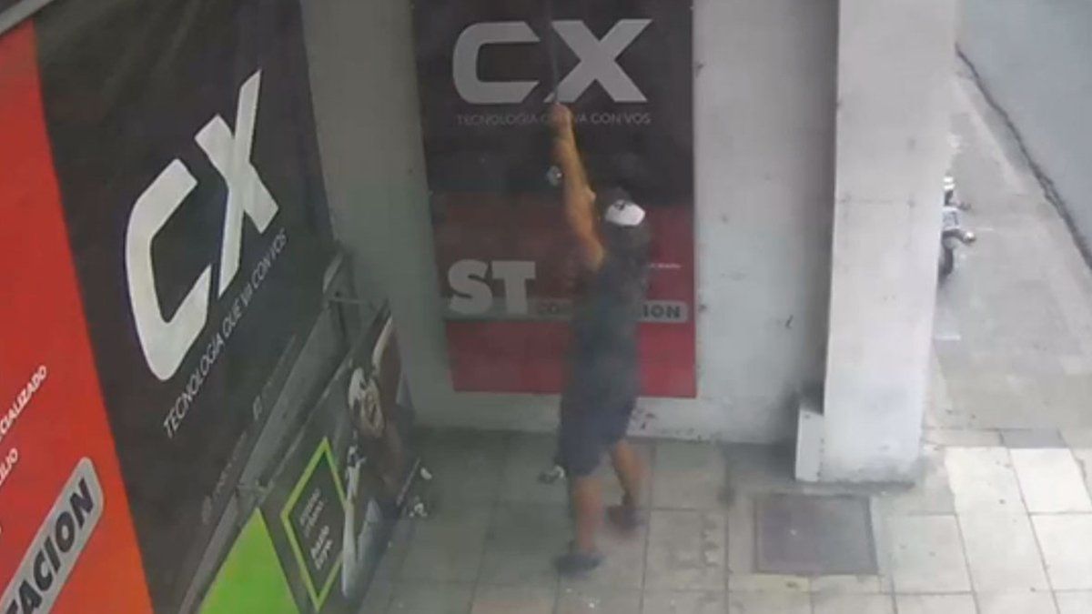 Con el devenir de las horas, los agentes pudieron establecer que el muchacho se encontraba involucrado en una serie de robos ocurridos entre fines de septiembre y noviembre.