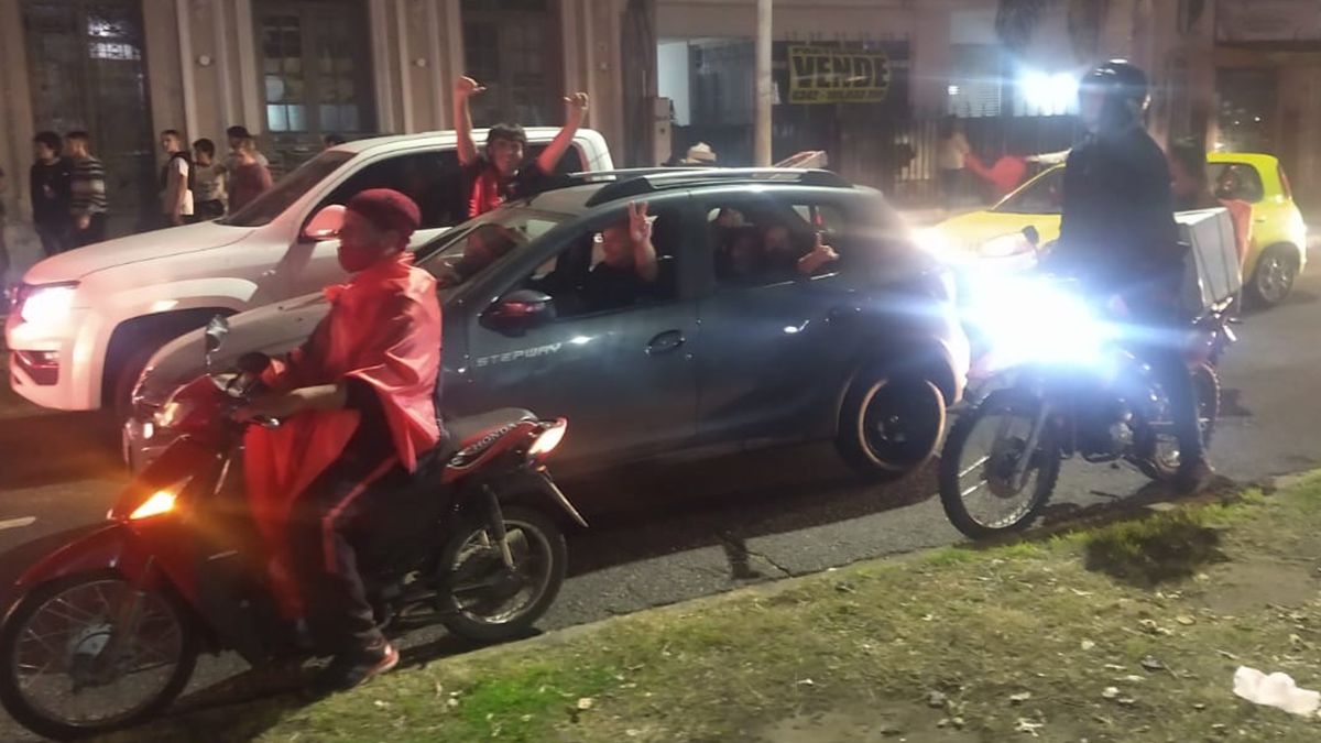 Con banderas y cantos que desgarraban las gargantas los hinchas recorrieron la ciudad.