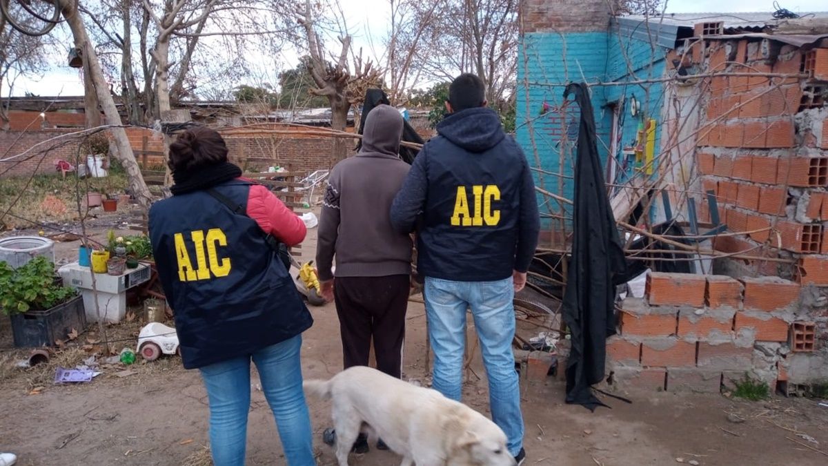 La mujer y el menor fueron detenidos cuando se llevaban la moto de la víctima. El cómplice fue detenido al día siguiente.