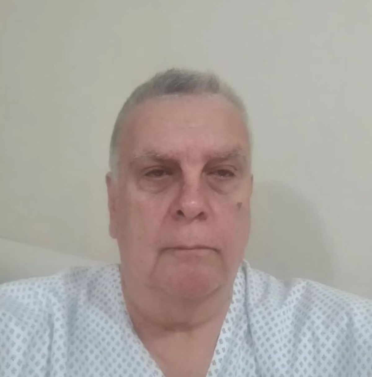 Luis Ventura antes de entrar al quirófano. Luis Ventura antes de entrar al quirófano.