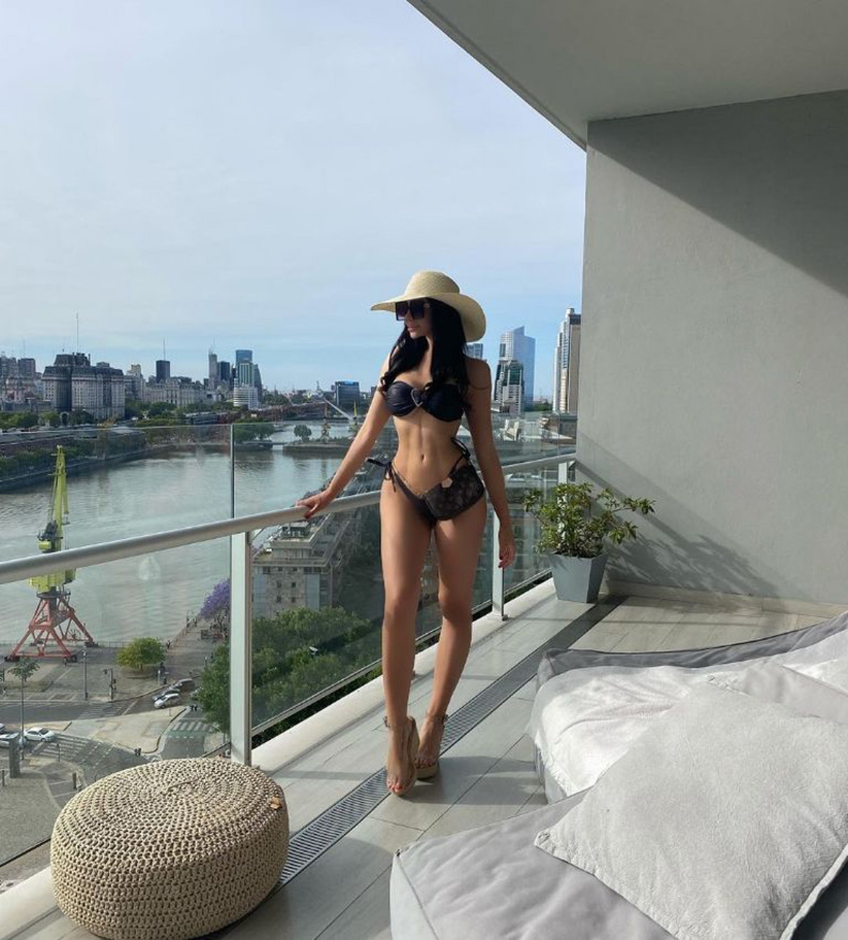El departamento de Charlotte Caniggia tiene una gran vista al río de la plata.