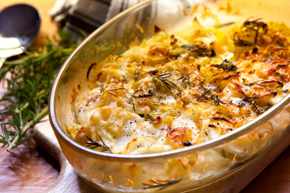 El gratén de papas y zanahorias es un plato delicioso y muy fácil de hacer en casa, con ingredientes que seguro tenés. El gratén de papas y zanahorias es un plato delicioso y muy fácil de hacer en casa, con ingredientes que seguro tenés.