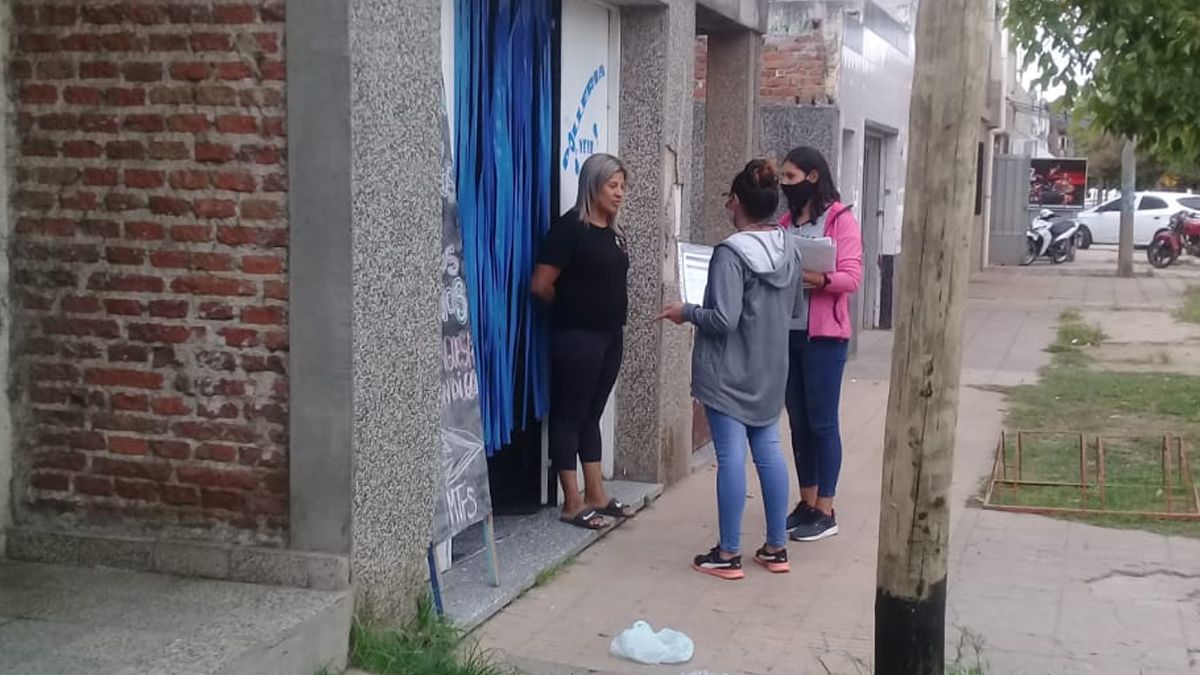 Vacunación contra el covid: movimientos sociales salen a relevar a adultos mayores en barrios de Santa Fe