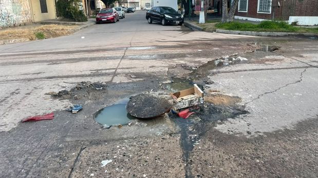Desbordes cloacales y deterioro de asfalto en barrio Chalet.