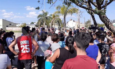 Unas 70 personas del pueblo se manifestaron frente a las puertas del hospital de Villa Minetti. Unas 70 personas del pueblo se manifestaron frente a las puertas del hospital de Villa Minetti.