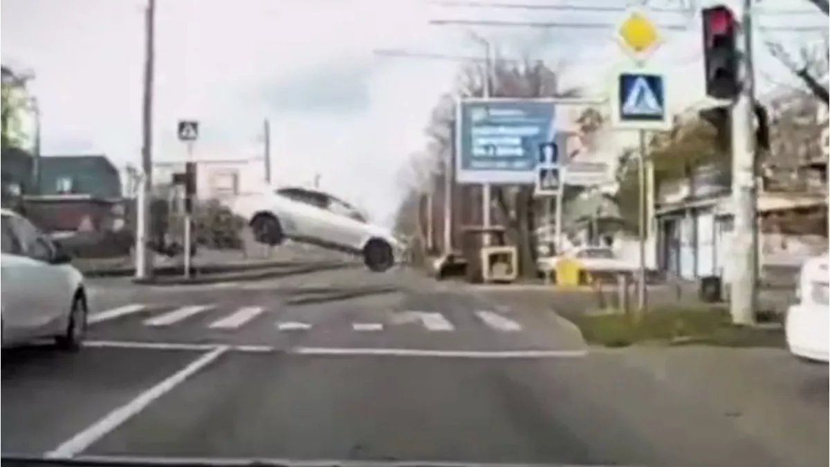 Increíble: un auto saltó sobre los rieles de un tranvía en Rusia