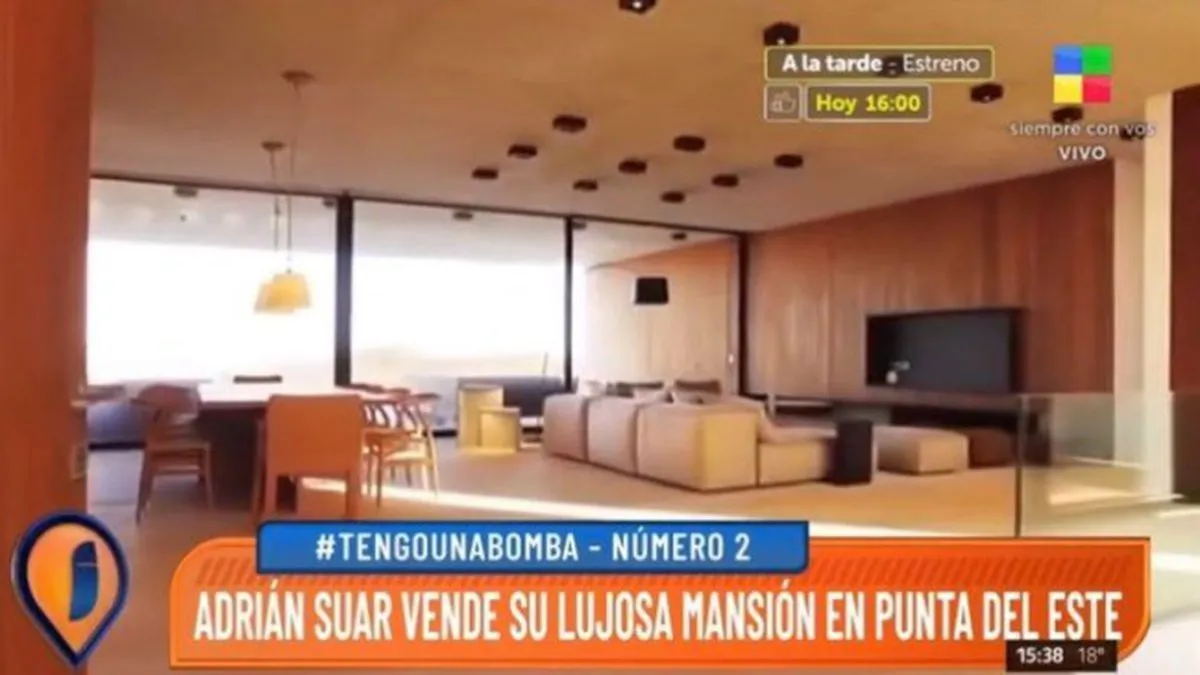 La casa tiene bajada directa a la playa, dos plantas, seis baños, cuatro dormitorios, cuatro cocheras, un playroom y una cocina integrada.