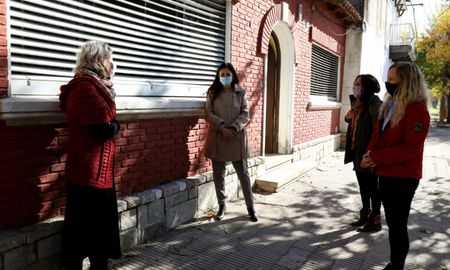La nueva sede de la institución escolar es la Casa Habitación de la escuela primaria 136 “Gregoria Pérez de Denis”, ubicada en 1º de Mayo 6801, a más de cuatro kilómetros de distancia del edificio anterior. La nueva sede de la institución escolar es la Casa Habitación de la escuela primaria 136 “Gregoria Pérez de Denis”, ubicada en 1º de Mayo 6801, a más de cuatro kilómetros de distancia del edificio anterior.