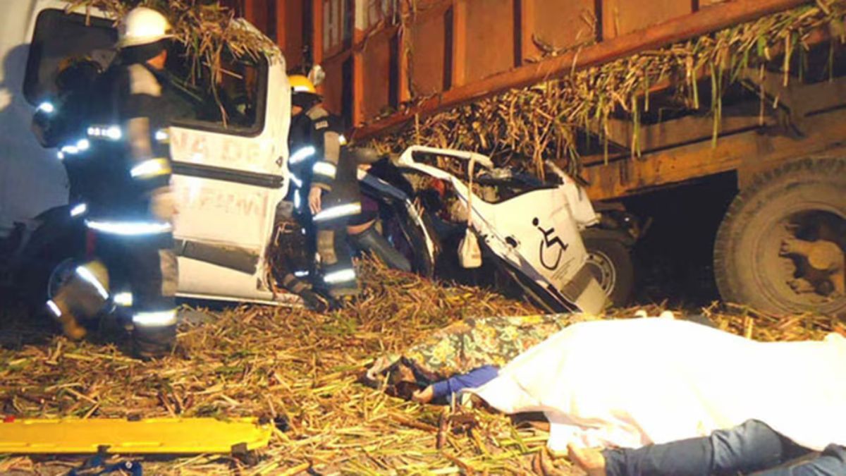 El vehículo, con 19 ocupantes, regresaba desde Villa Ocampo tras participar del concurso “Flor de Irupé”. El vehículo, con 19 ocupantes, regresaba desde Villa Ocampo tras participar del concurso “Flor de Irupé”.