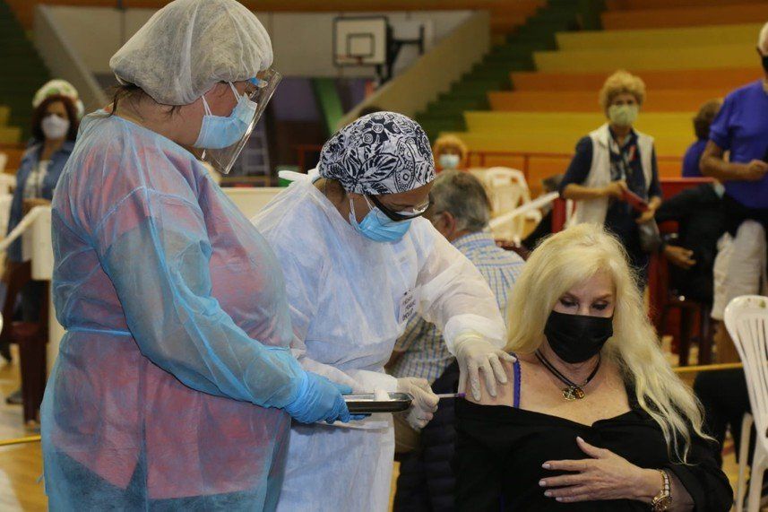 Susana Giménez recibiendo la vacuna.