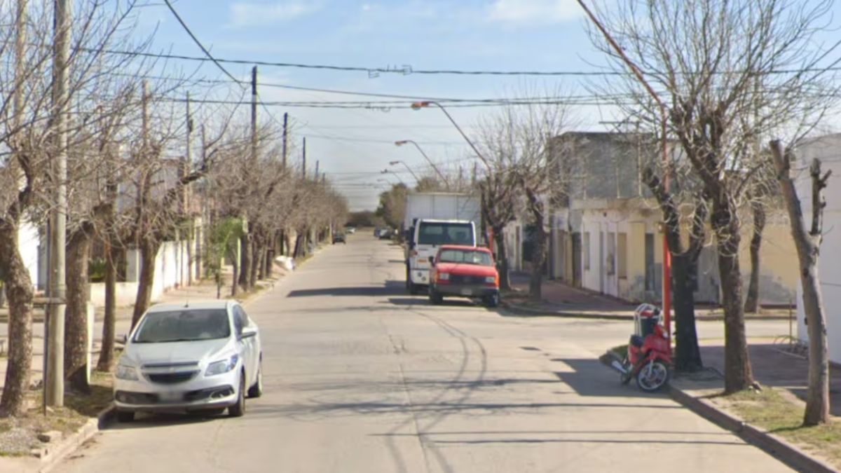 Tragedia en Córdoba: una jubilada de 74 años murió aplastada por un camión de bebidas