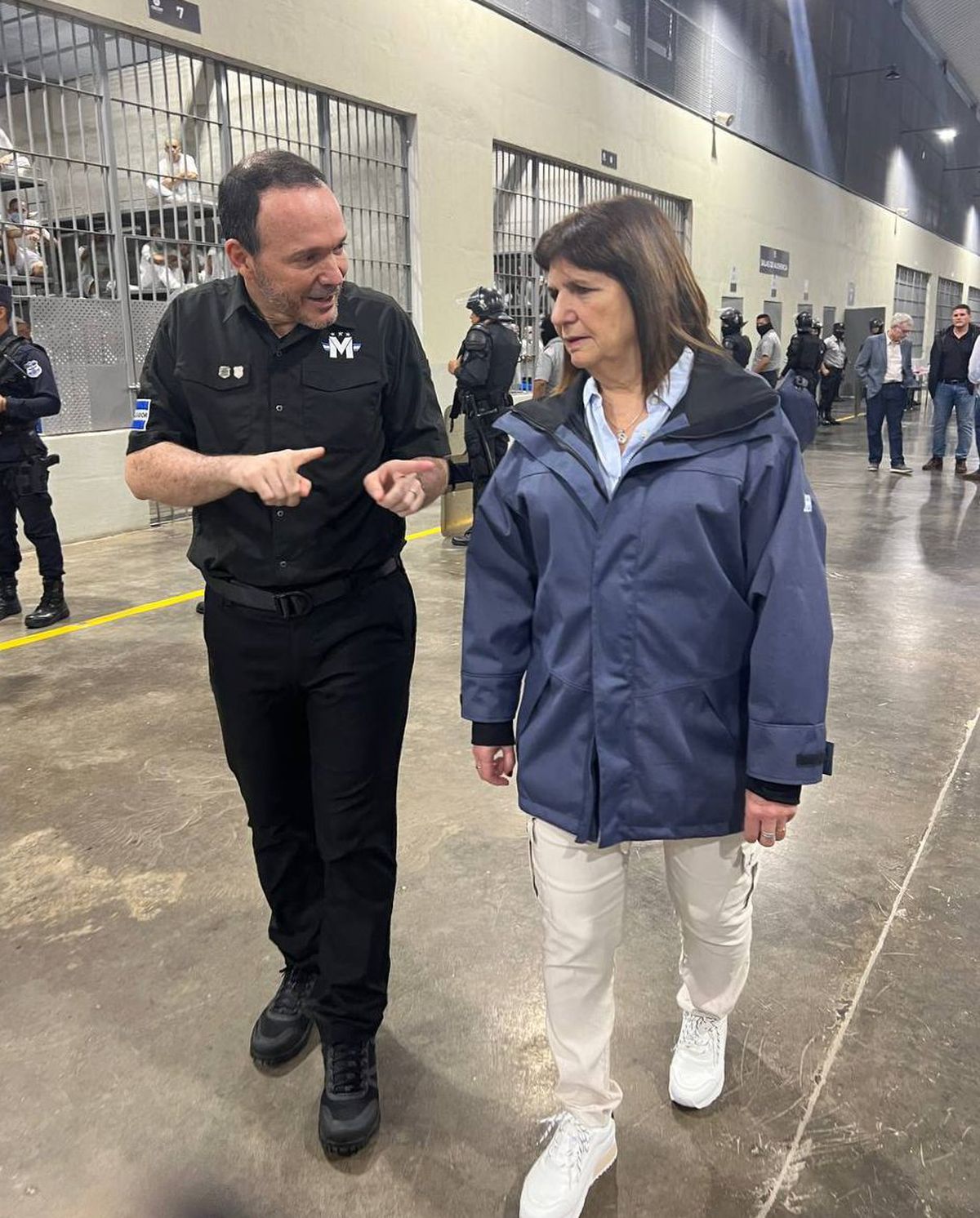 Patricia Bullrich en su recorrido dentro del Centro de Confinamiento del Terrorismo (CECOT). Patricia Bullrich en su recorrido dentro del Centro de Confinamiento del Terrorismo (CECOT).