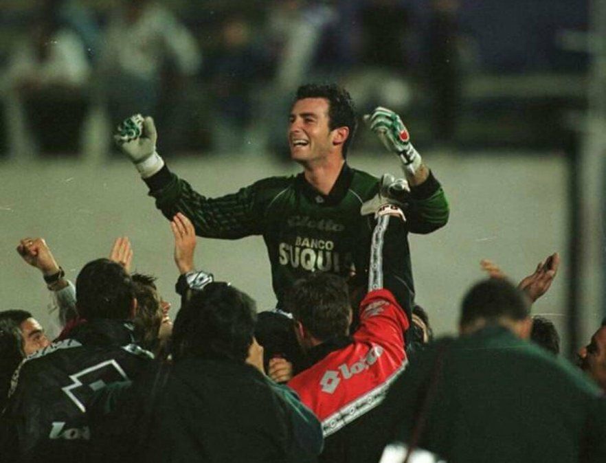 José Pablo Burtovoy es llevado en andas en Asunción