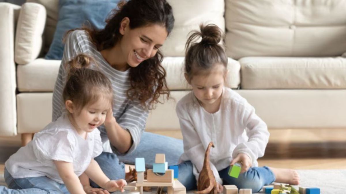 Niñeras y cuidadores de adultos tendrán aumento y bono extra en agosto 2025.