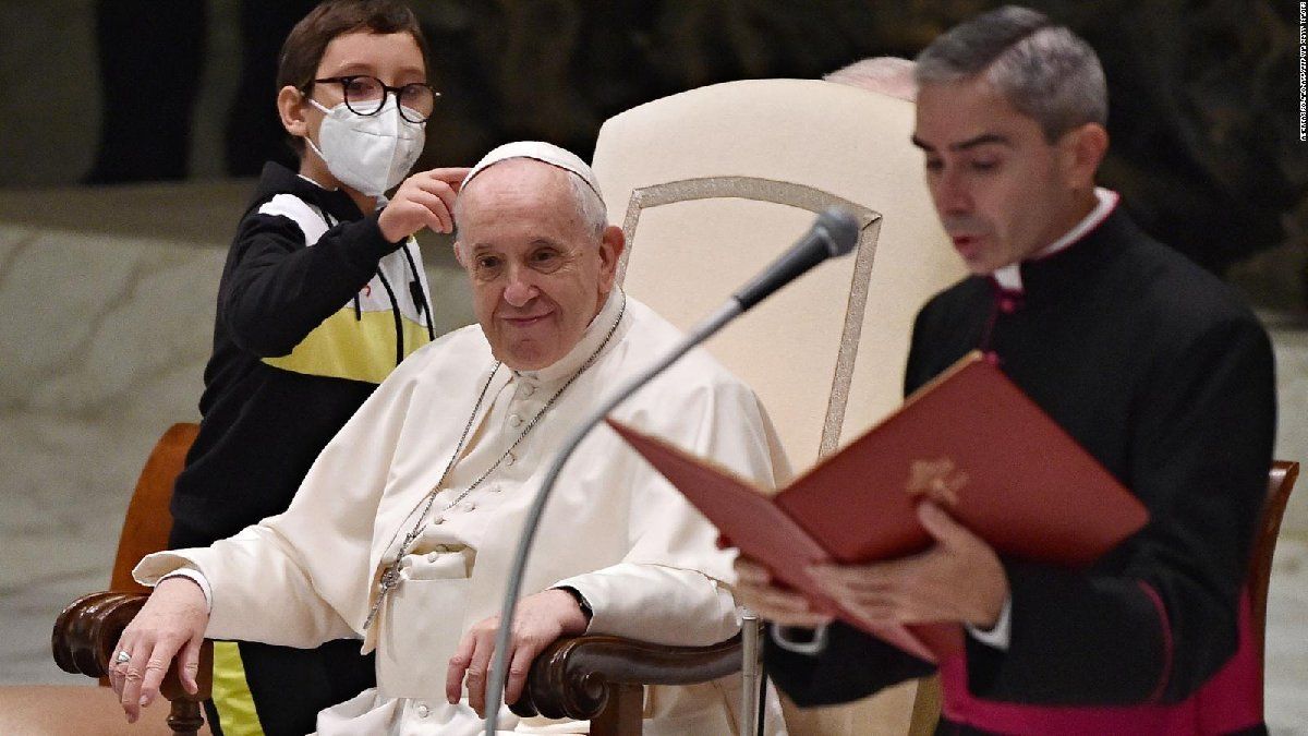 Un niño le quiso robar el solideo al papa durante la Audiencia