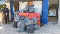 Uno de los lotes indumentaria que fue secuestrada por la PFA.&nbsp;