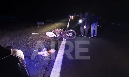 La moto en la que viajaban los jóvenes quedó destruida en la banquina. La conductora perdió la vida. La moto en la que viajaban los jóvenes quedó destruida en la banquina. La conductora perdió la vida.