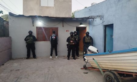Los agentes avanzaron con un allanamiento en una vivienda de calle Jujuy al 4200, donde detuvieron a un hombre de 20 años. Los agentes avanzaron con un allanamiento en una vivienda de calle Jujuy al 4200, donde detuvieron a un hombre de 20 años.
