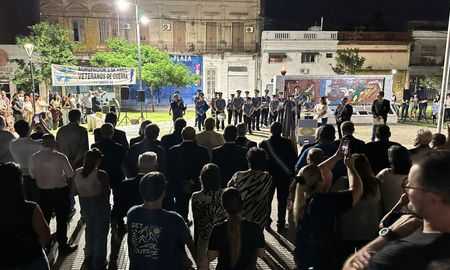 El acto se realizó en la Plaza del Soldado de la ciudad de Santa Fe (1/3). El acto se realizó en la Plaza del Soldado de la ciudad de Santa Fe (1/3).