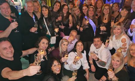creo una comunidad para salir y hacer amigos despues de los 50 anos: como sumarse