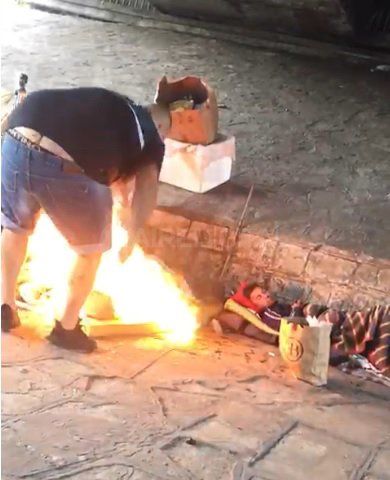 Aberrante: prenden fuego a dos indigentes mientras dormían en la calle