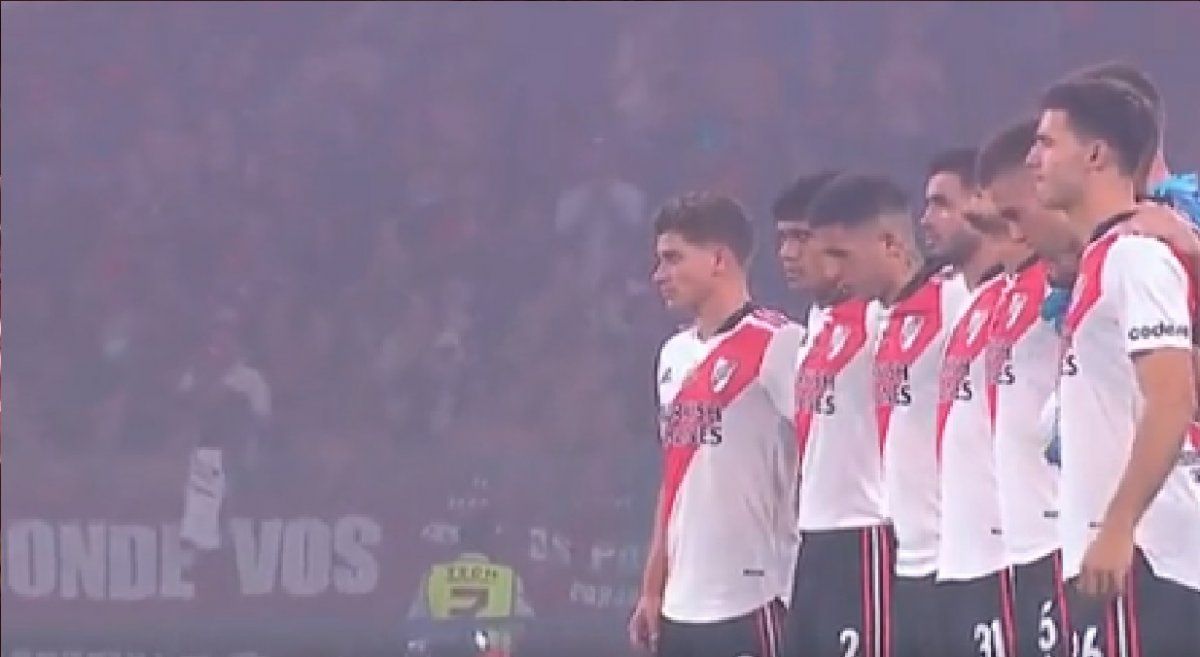 Video: el minuto de silencio por los hinchas de River que fallecieron camino a Santiago del Estero
