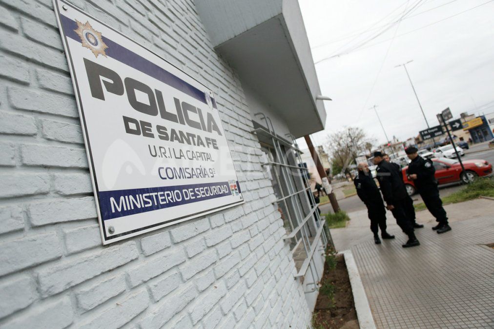 Puerta de entrada a la comisar&iacute;a novena ubicada en&nbsp;Fray Mamerto Esqui&uacute; 3154.&nbsp;