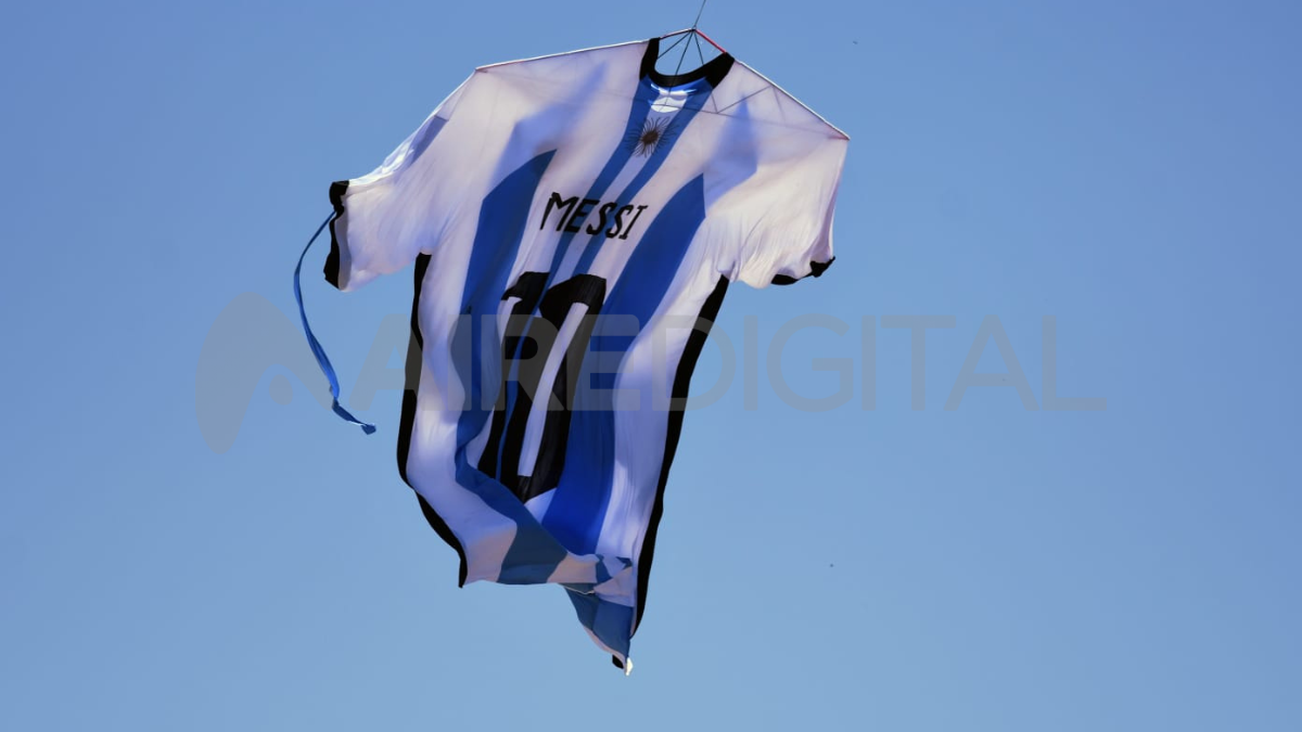 La camiseta tiene una dimensión de 18 por 12 metros.