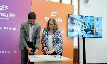 El gobernador de Santa Fe, Maximiliano Pullaro, encabezó este martes en Rosario la apertura de sobres de la licitación para la compra de 88 ambulancias 0 kilómetro. El gobernador de Santa Fe, Maximiliano Pullaro, encabezó este martes en Rosario la apertura de sobres de la licitación para la compra de 88 ambulancias 0 kilómetro.
