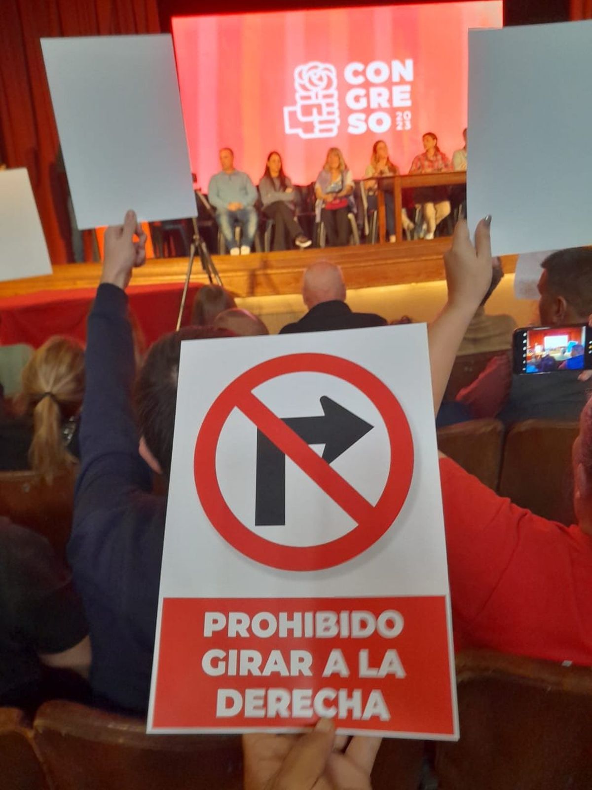 Con carteles que decían "prohibido girar a la derecha", militantes del sector Bases se manifestaron en contra de la política de alianzas del PS santafesino.