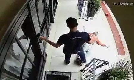 Un hombre mató a un asaltante de una trompada fulminante y el video se hizo viral en las redes Un hombre mató a un asaltante de una trompada fulminante y el video se hizo viral en las redes