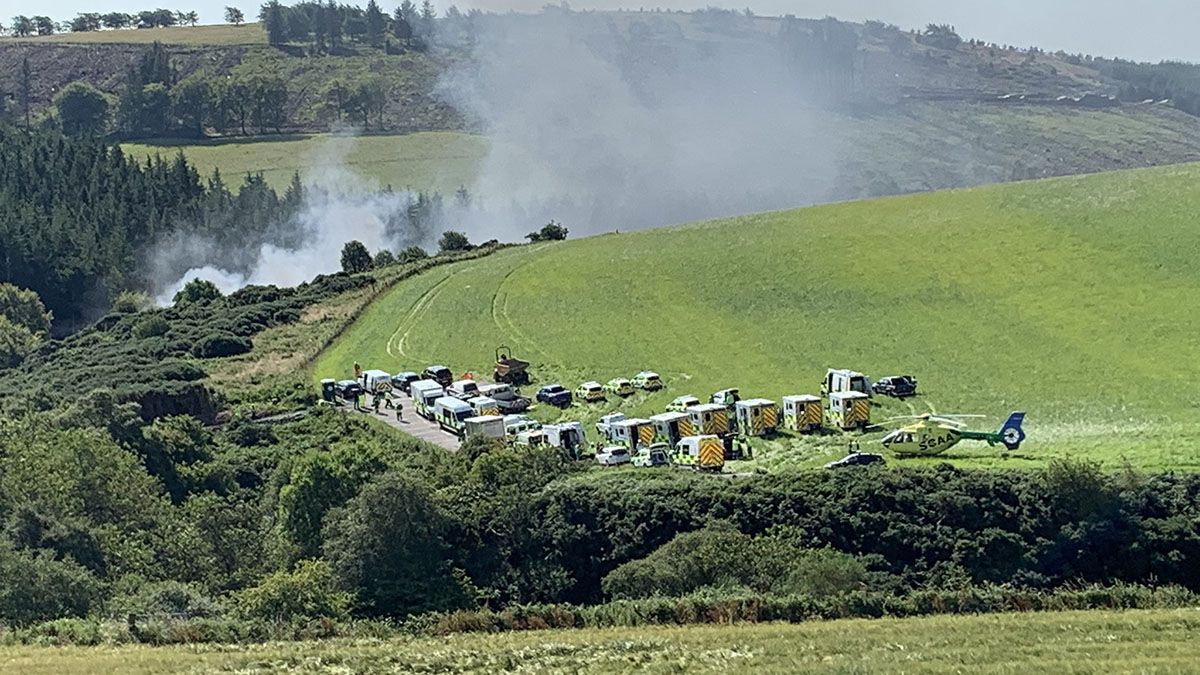 Descarril&oacute; un tren en Escocia este mi&eacute;rcoles y hay al menos tres muertos y varios heridos.